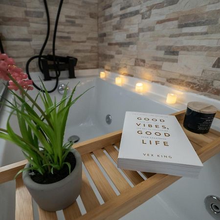 Seaside Retreat: Luxury 1-Bed, Free Parking Appartement Portsmouth Buitenkant foto