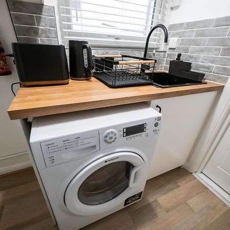 Seaside Retreat: Luxury 1-Bed, Free Parking Appartement Portsmouth Buitenkant foto