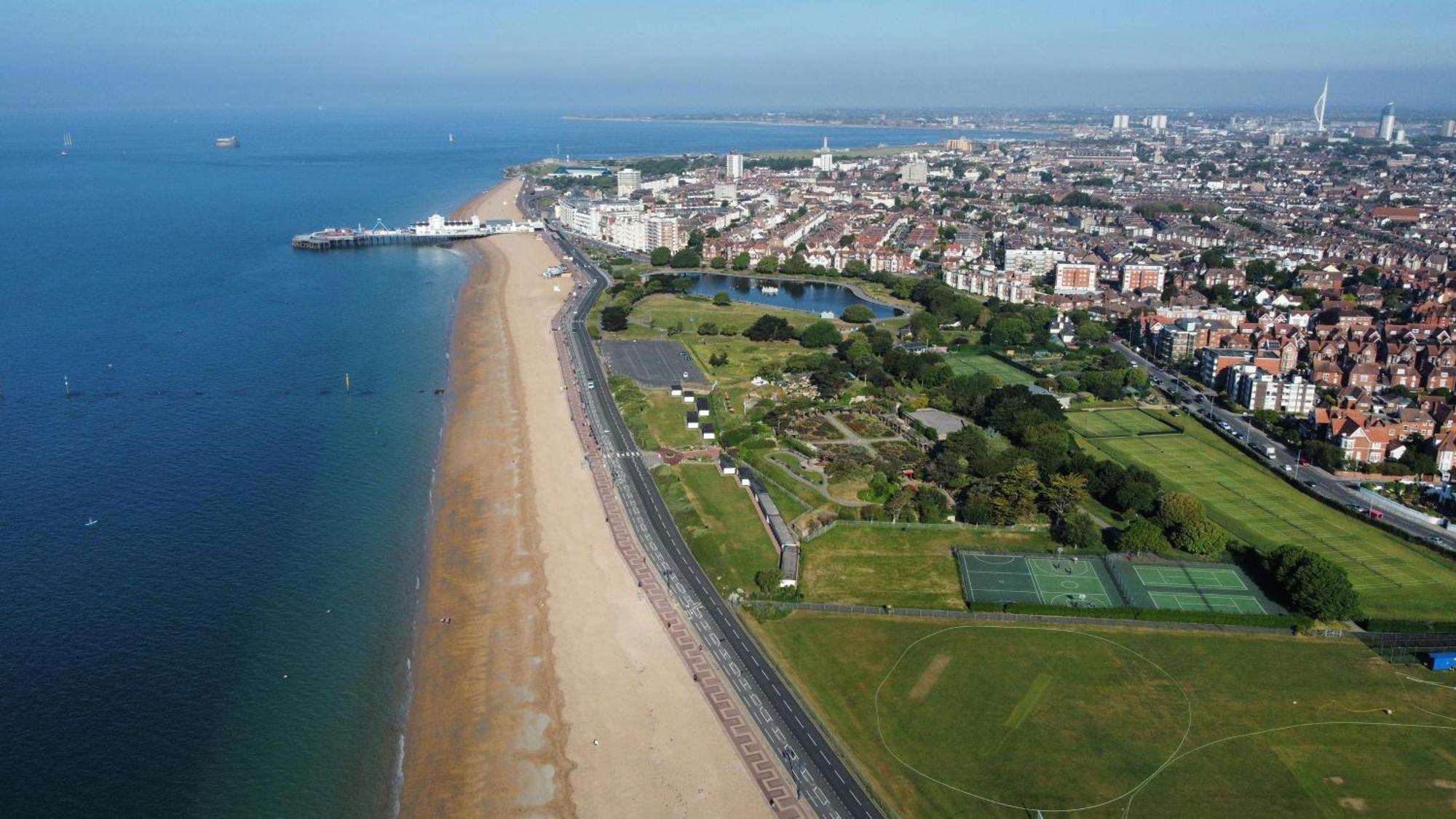 Seaside Retreat: Luxury 1-Bed, Free Parking Appartement Portsmouth Buitenkant foto
