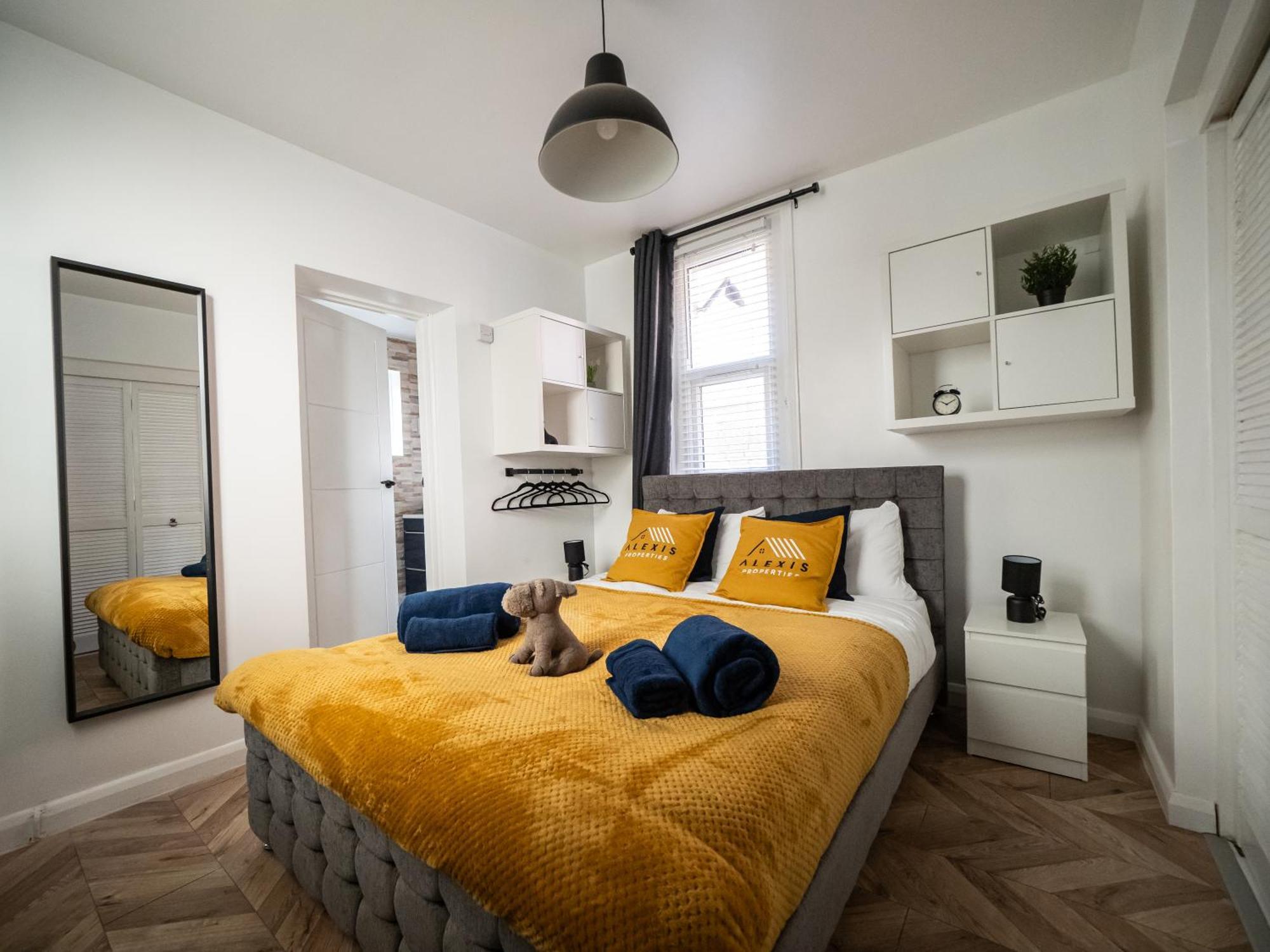 Seaside Retreat: Luxury 1-Bed, Free Parking Appartement Portsmouth Buitenkant foto