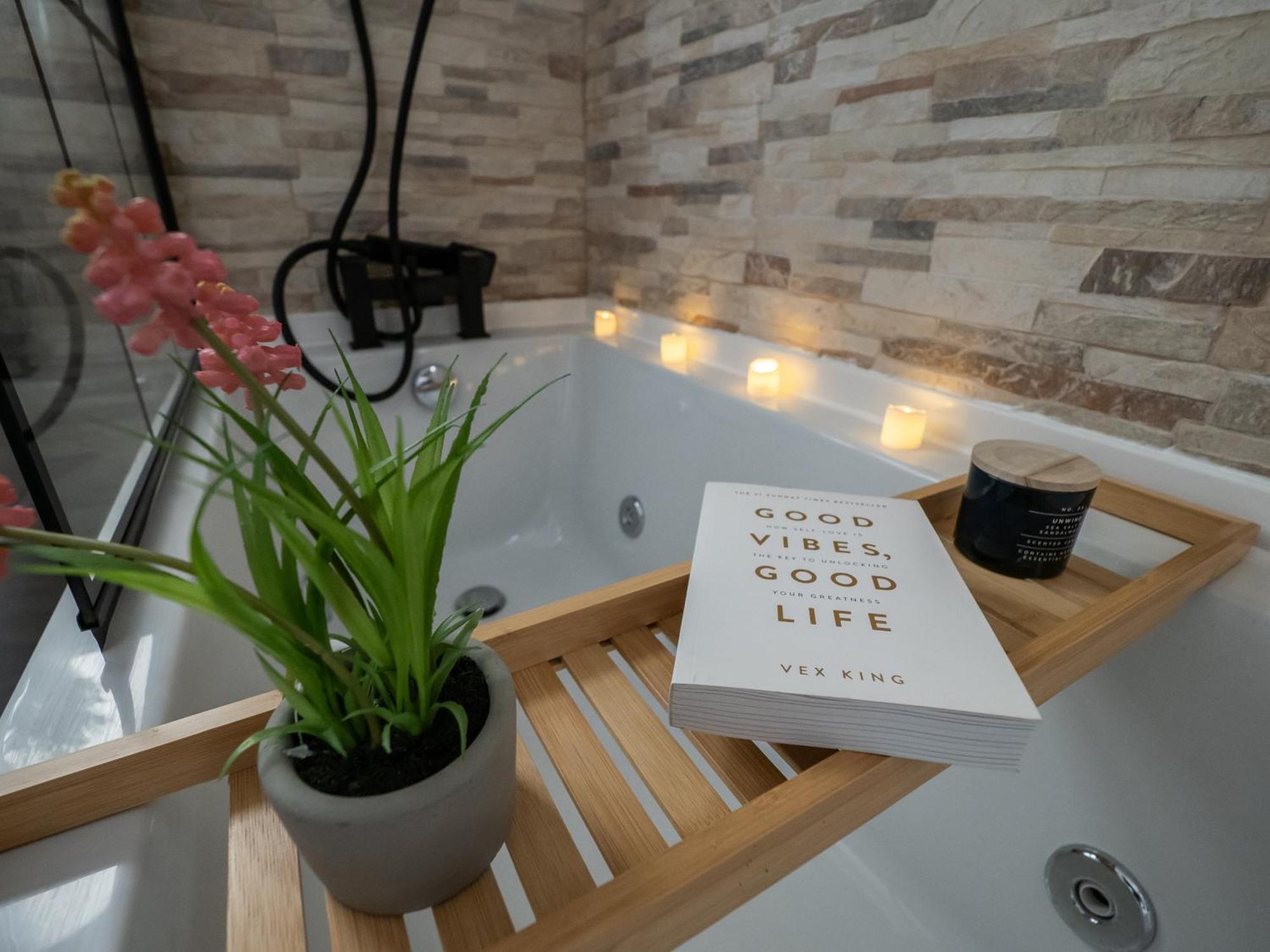 Seaside Retreat: Luxury 1-Bed, Free Parking Appartement Portsmouth Buitenkant foto