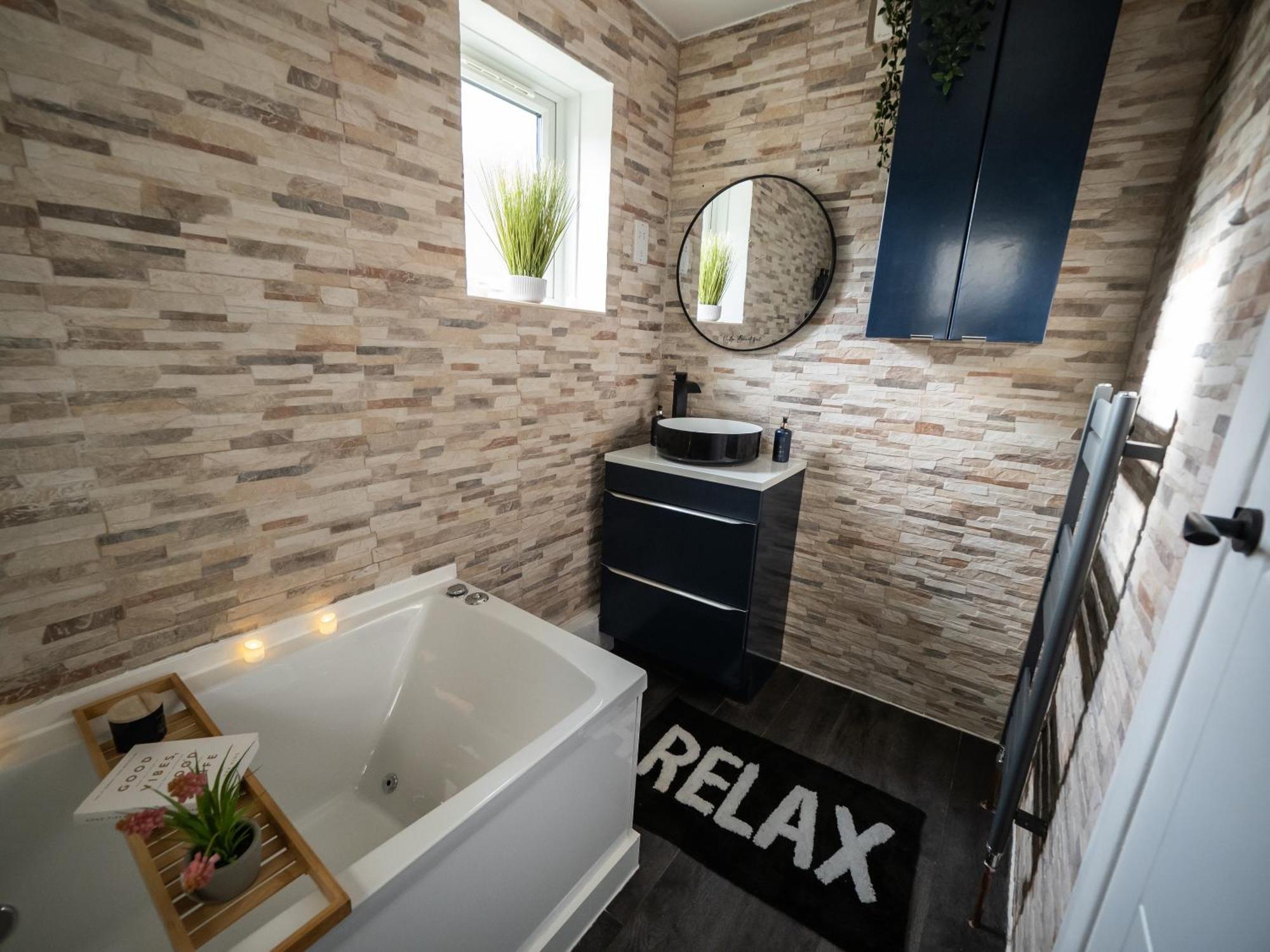 Seaside Retreat: Luxury 1-Bed, Free Parking Appartement Portsmouth Buitenkant foto