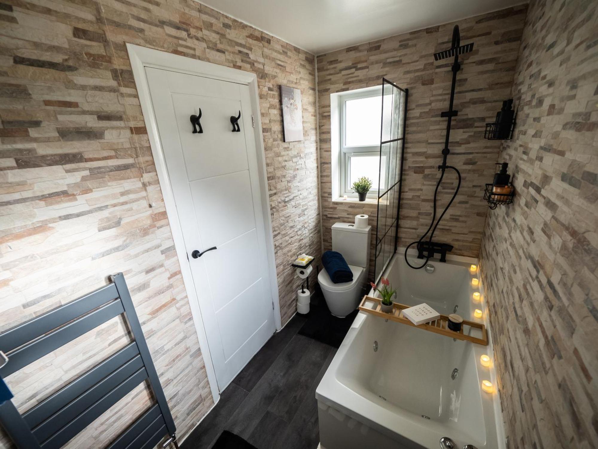 Seaside Retreat: Luxury 1-Bed, Free Parking Appartement Portsmouth Buitenkant foto